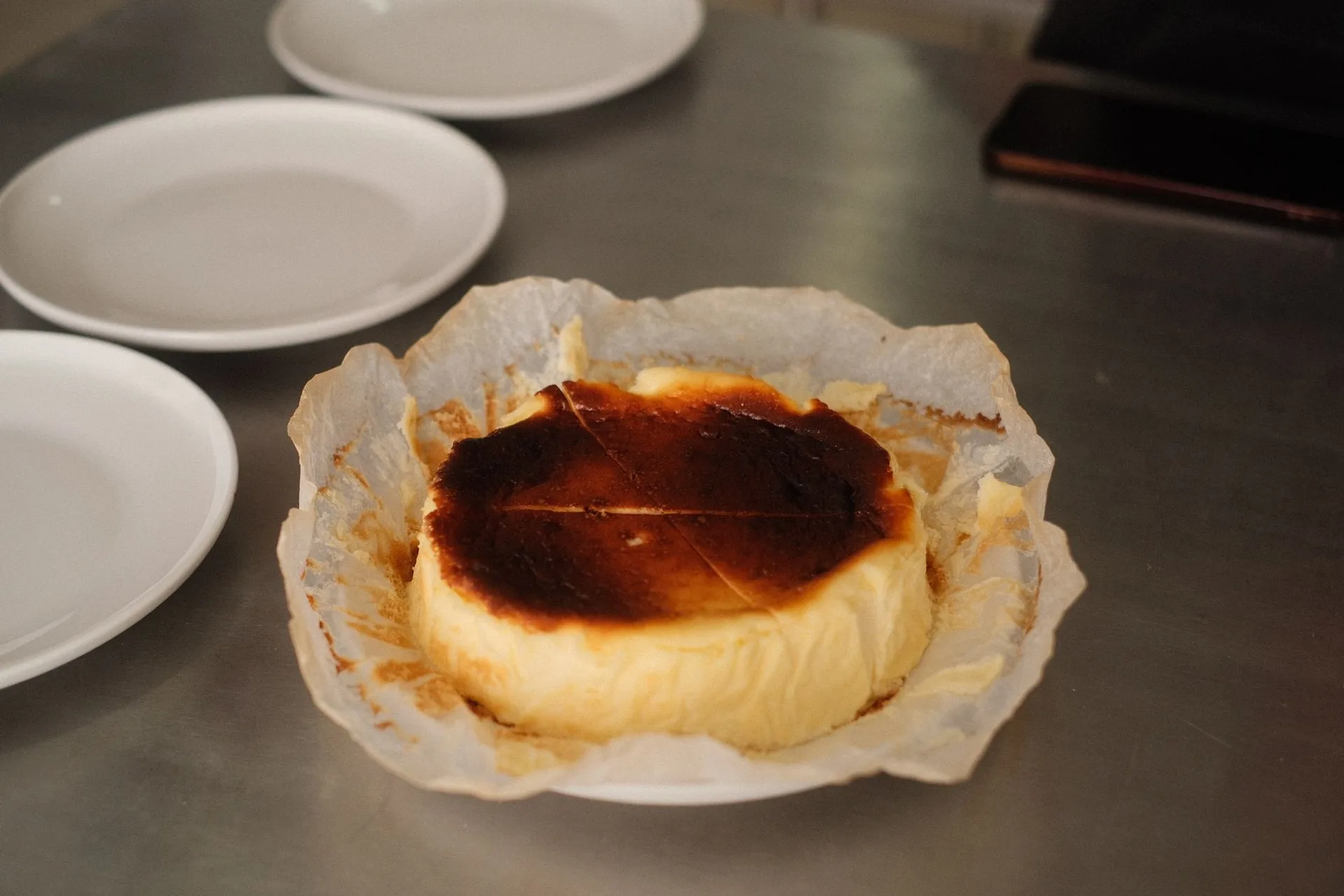 Tarta de queso al horno: qué separa una buena de la copia que hay en cada carta