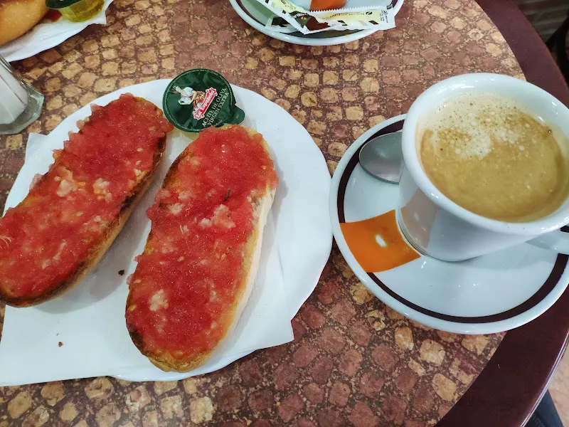 Forn De Pa I Pastisseria Café Amics - Panadería en Castellón de la Plana - foto 2