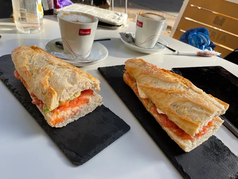 Pastelería & Cafetería Petit Four
