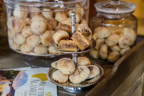 Pastelería Bio y libros. Jardín hispano-árabe Al-Kauthar. Eco-tienda y bebidas bio - Castronuno
