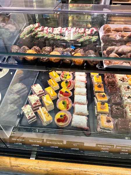 Panadería Confitería Salvador Cristo de la Epidemia - Panadería en Málaga - foto 2