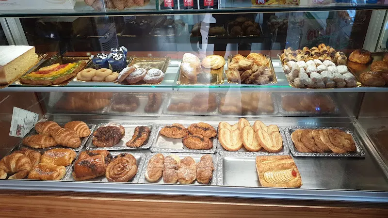 Cafetería Mediterránea - Panadería en Almería - foto 2
