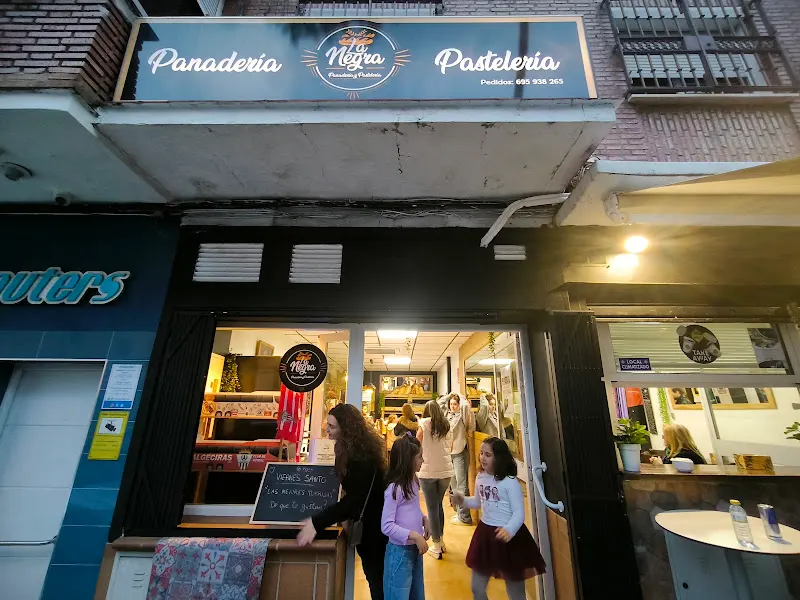 Panaderia y Pasteleria La Negra - Panadería en Algeciras - foto 2