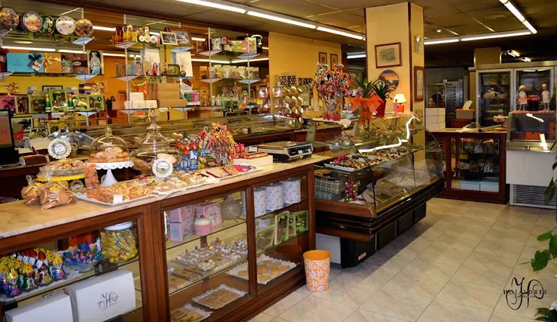 Confitería Hojaldres - Pastelería en Torrelavega - foto 2