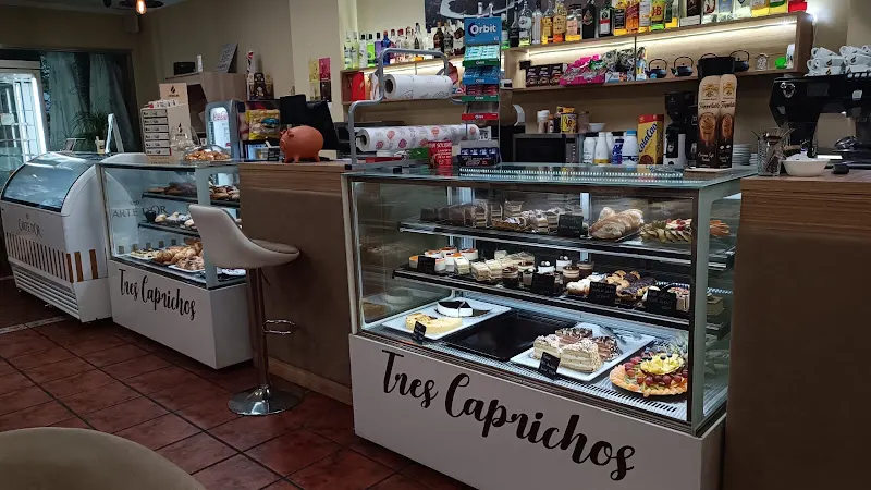 Tres Caprichos · Cafetería Pastelería - Pastelería en Tomelloso - foto 2