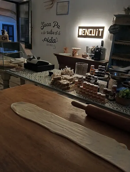 Forn Bencuit - elaboració pròpia - Panadería en Mao - foto 2