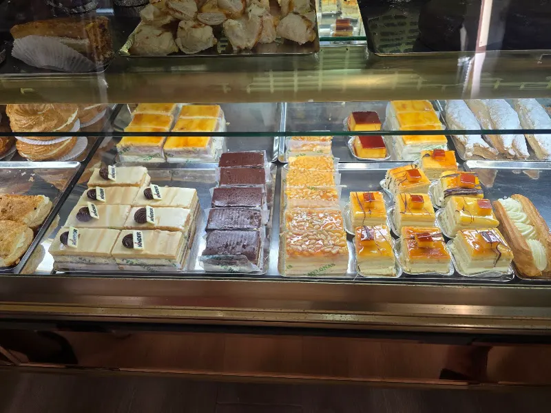 Obrador Confitería Nuestra Señora del Rocío - Pastelería en Coria del Río - foto 2