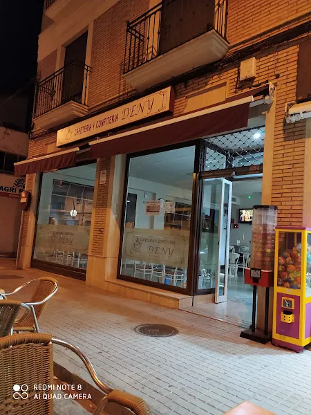 Cafeteria y Confiteria Deny - Cafetería en Pozoblanco - foto 2