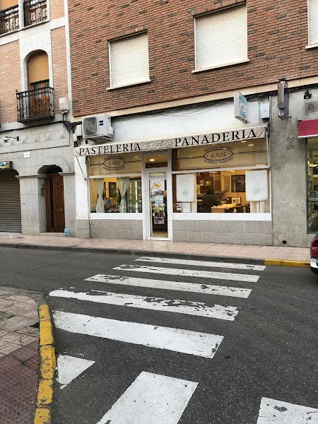 PASTELERÍA-PANADERÍA • 1.925 • BOMBONERÍA-CROISANTERÍA. - Panadería en Torrijos - foto 2