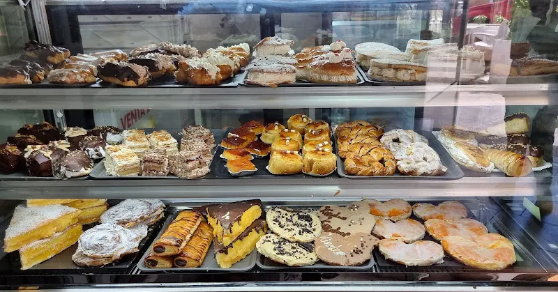 Panaderia, confiteria y churreria Juan Garcia (las pelaez)