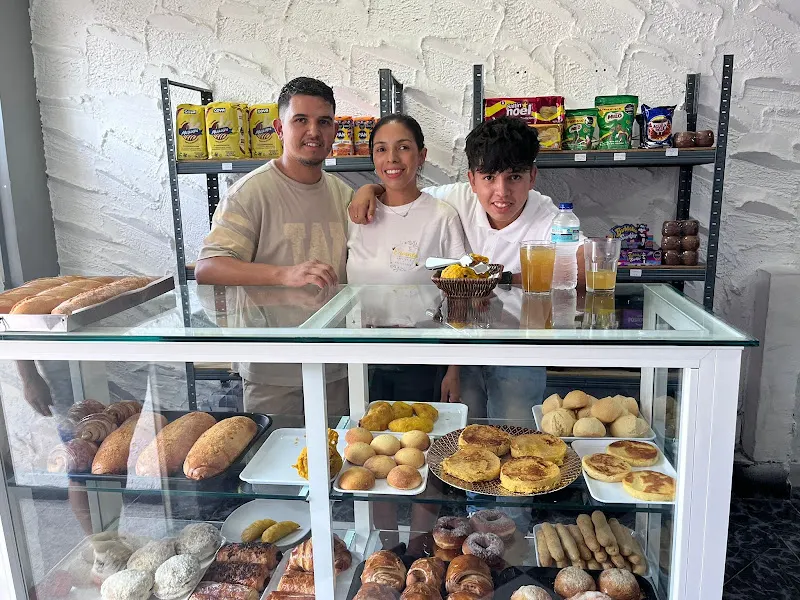 Panaderia, Cafetería y Pastelería Colombiana Encanto - Panadería en Villaluenga de la Sagra - foto 2