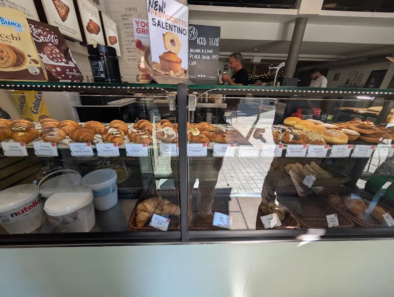 Crois Spazio Bar | Croissantería & Cafetería Italiana