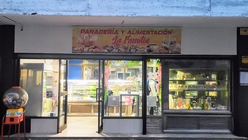 Panadería y Alimentación La Familia - Panadería en Madrid - foto 2