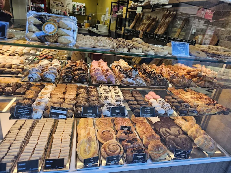 LORA PAN D`IVE REPOSTERIA - Panadería en Madrid - foto 2