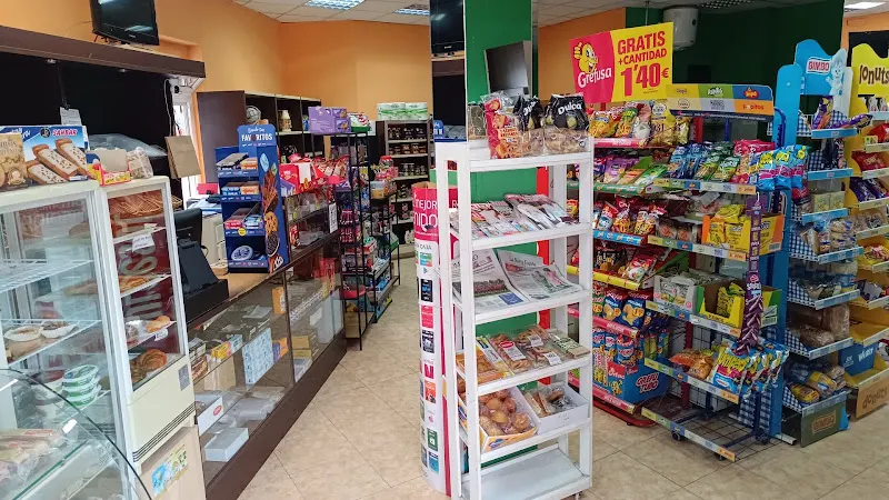 Tienda de alimentación El Sol en Jove | Frutas de temporada, empanadas y panadería del día
