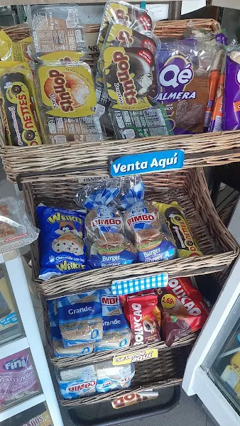 Tienda alimentacion y panaderia carburin